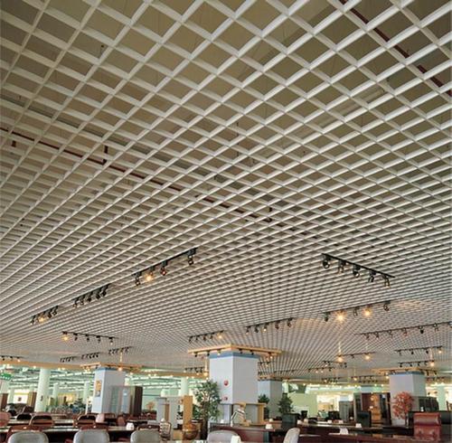 上海展览馆室内三角形铝格栅吊顶材料找广东德普龙建材格栅厂.